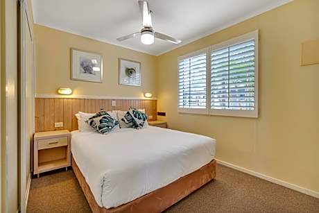 Waterfront Deluxe Spa Cabin (2BR) - No pets allowed