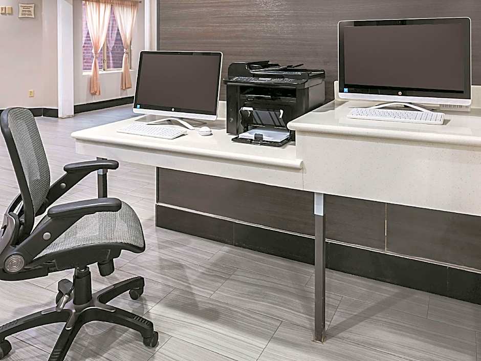 La Quinta Inn & Suites by Wyndham Minneapolis Northwest