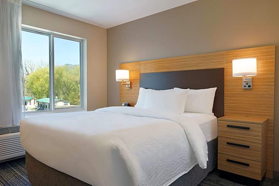 Photo 1 of 5 of 1 Bedroom 1 Queen Bed with Sofabed Suite, Courtyard View