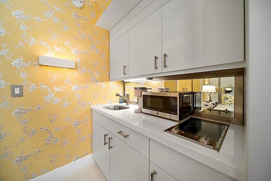 Renovated studio in the heart of Palm Beach - free parking, security box