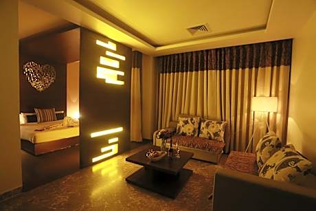 Suite with Taj View (Early check in at 12 noon, subject to availability & 10% discount on F&B)