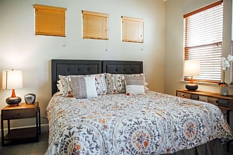 1 King Bed Premier Bungalow Non-Smoking