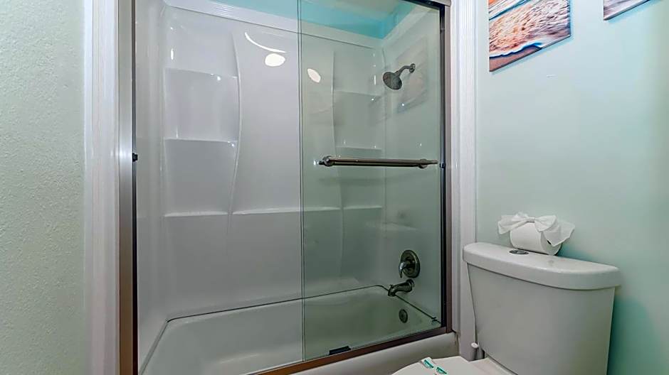 Heated Pool, Huge TV, Waterfront Tiki Bar & Grill, Close to Beaches