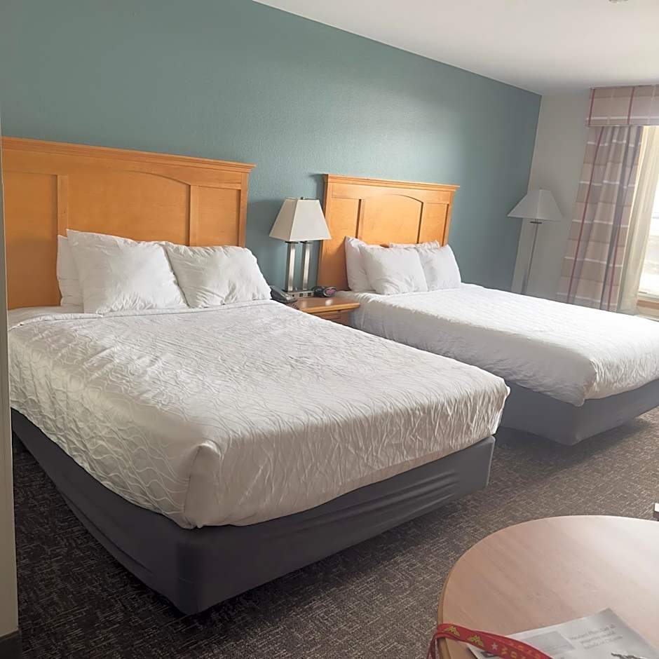 Duluth Inn & Suites Near Spirit Mountain