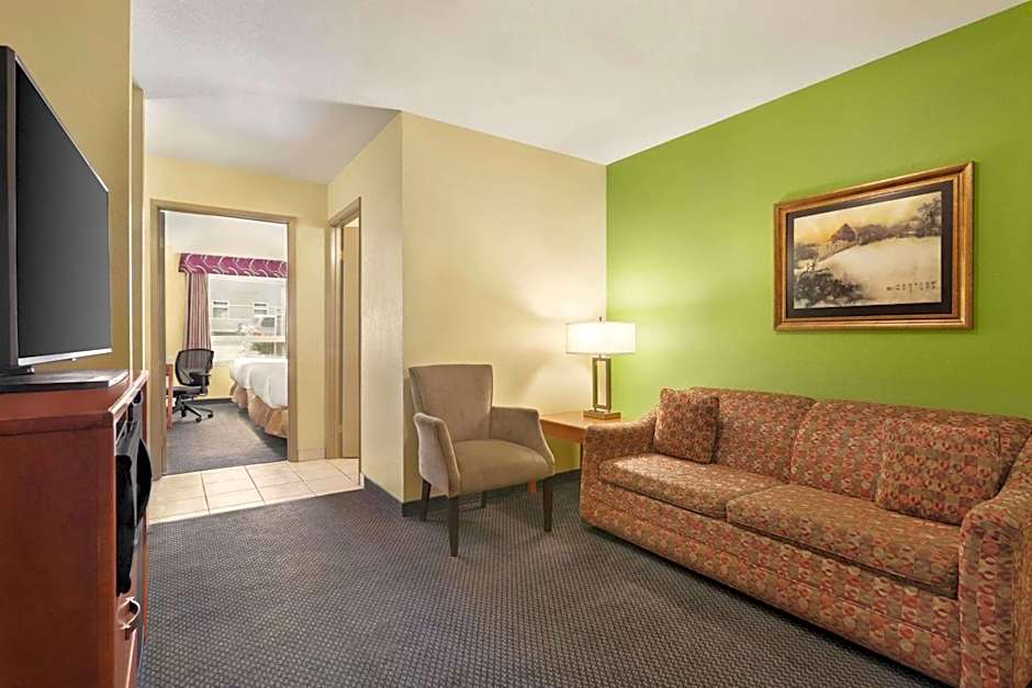 Days Inn & Suites by Wyndham Thompson