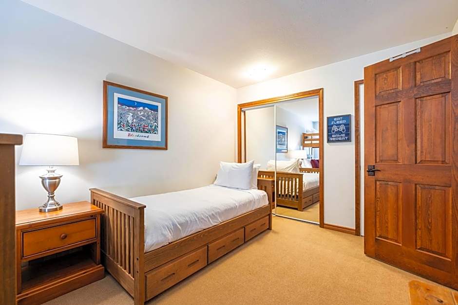 Blackcomb Greens by Outpost Whistler