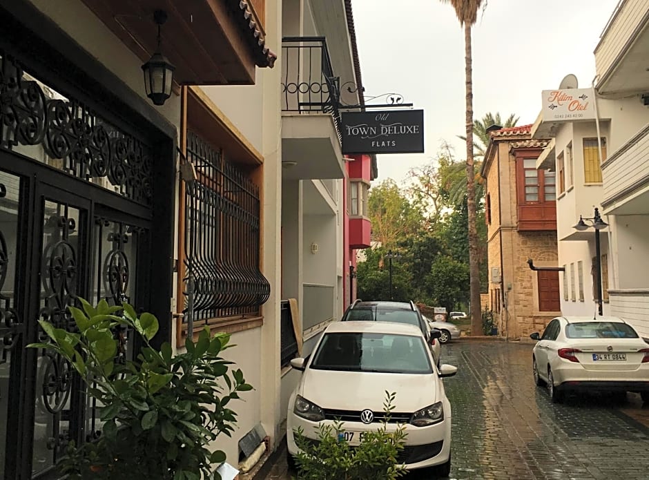 Old Town Deluxe Flats