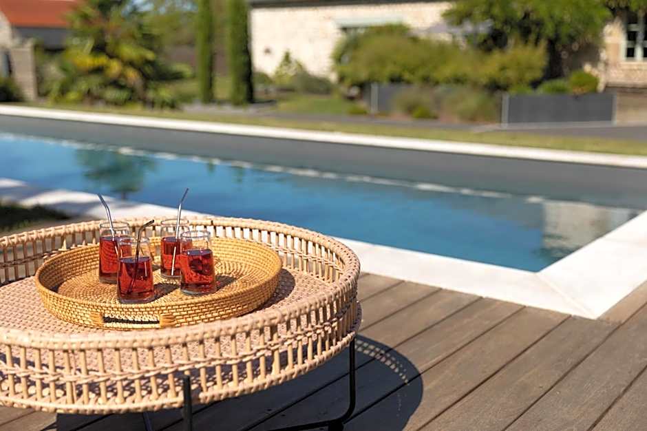 Manoir de la Nogrie - Chambre de charme avec accès privatif - Piscine chauffée sur domaine 5 étoiles