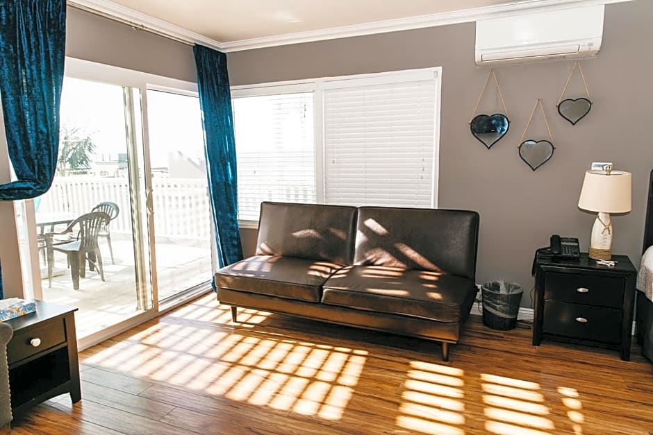 Seaside Laguna Inn & Suites