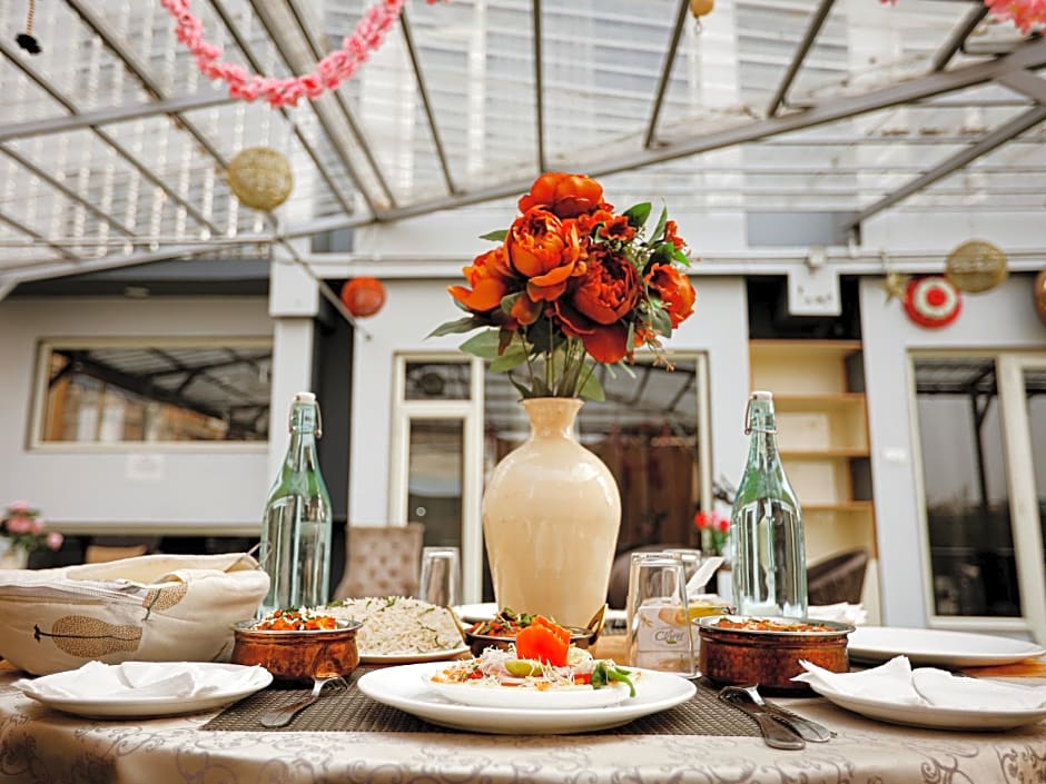 Hotel The Montreal Near by Dal Lake