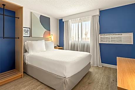 1 Queen Bed Mobility Accessible Transfer Shwr