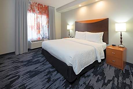 2 Bedroom Suite, Bedroom 1: 1 King, Bedroom 2: 2 Queen
