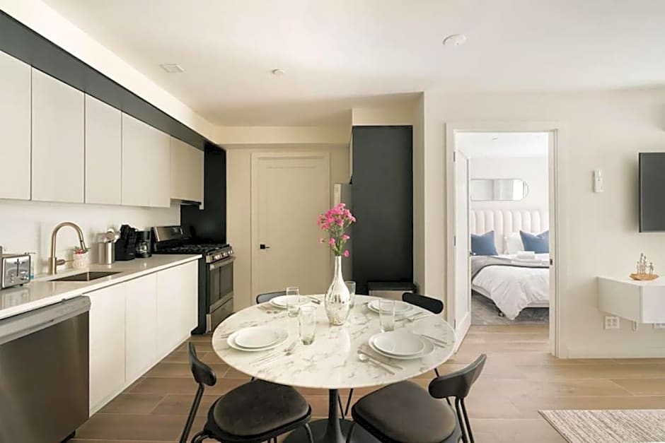 Massive 1BR w Private Patio in Upper East Side