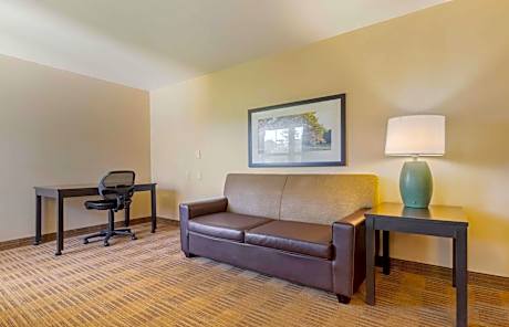 Deluxe Studio with Two Double Beds - Non-Smoking