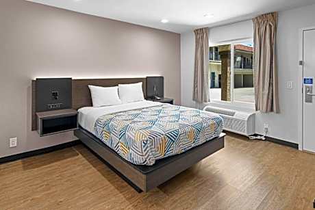 Queen Room - Disability Access - Non-Smoking