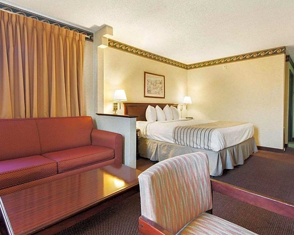 Econo Lodge Inn & Suites El Paso