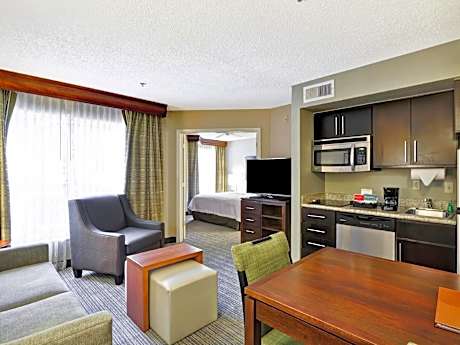 1 Queen Mobility Access Bathtub Suite Nosmok