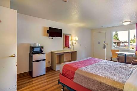 1 QUEEN BED | NON-SMOKING