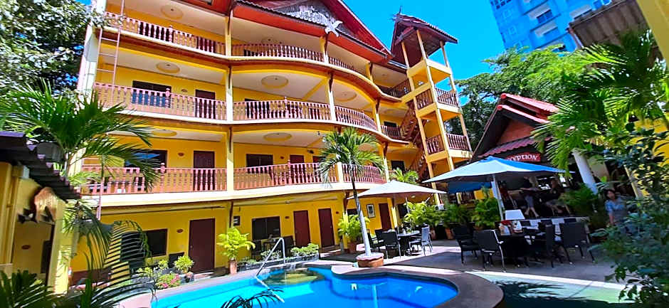 Phratamnak Inn - 100 meter from Beach