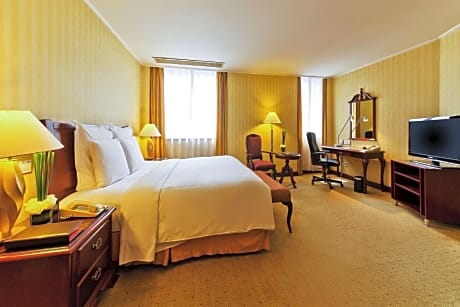 1 King Bed, Suite, No Smoking, City View