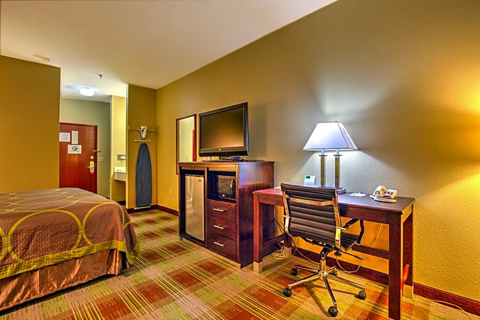 Super 8 by Wyndham Waterloo