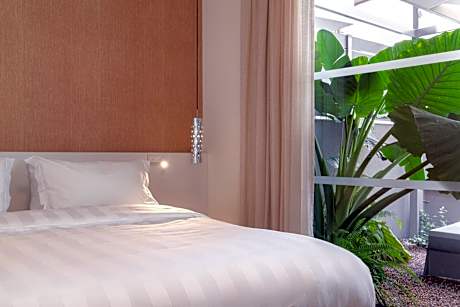 One-Bedroom Apartment with Private Garden and Hot Tub