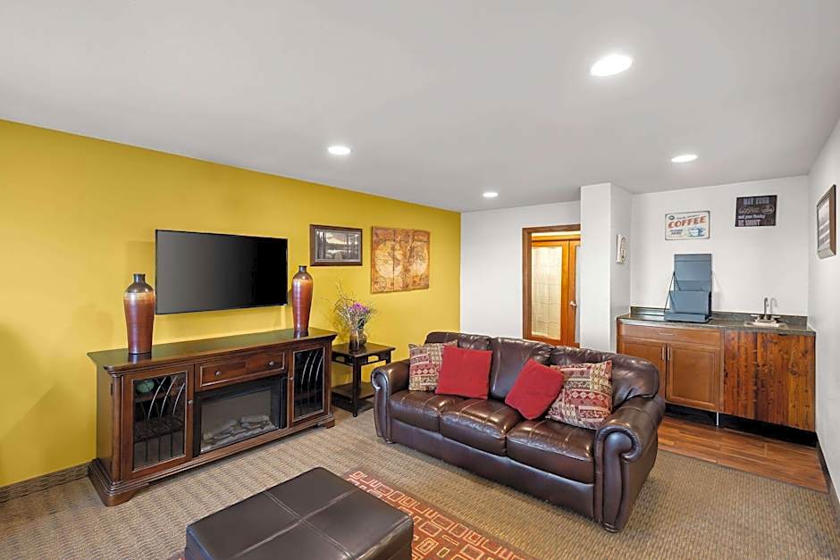 Days Inn & Suites by Wyndham Rochester South