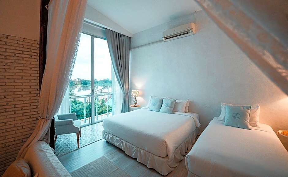 White Wall Riverfront Hotel