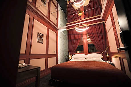Red Room  - Windowless First Floor with Bath for Two