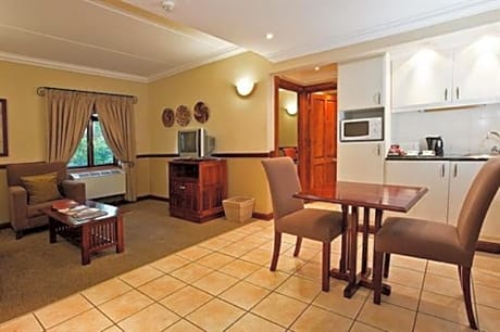 2 Bedroom Suite (2 Twin Beds & 1 Double Bed)