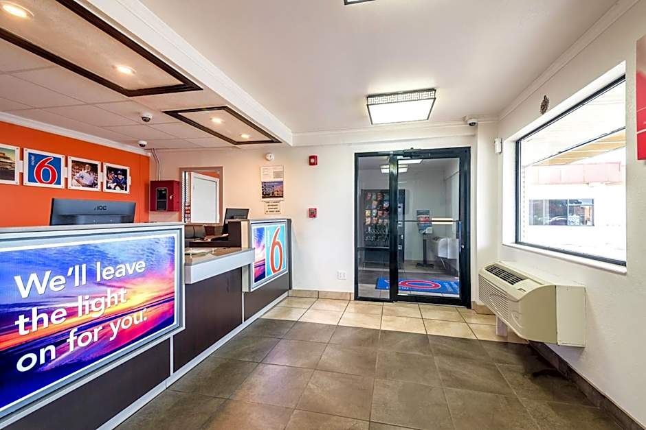 Motel 6-Anniston, AL