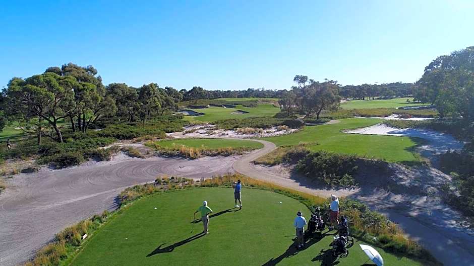 Nautique Beach House - Rustic and Charming, Walk 2 Beach & Shops