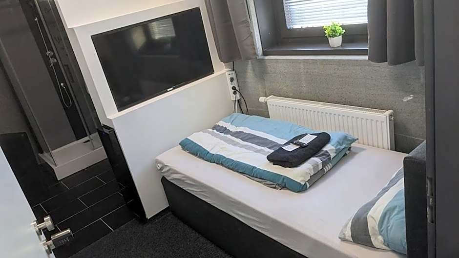 BUSINESS-MOTEL free WiFi & massage, air-con, XXL-Parking