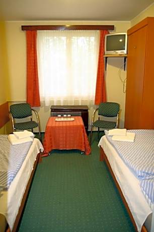 Family Room (2 Adults + 3 Children)