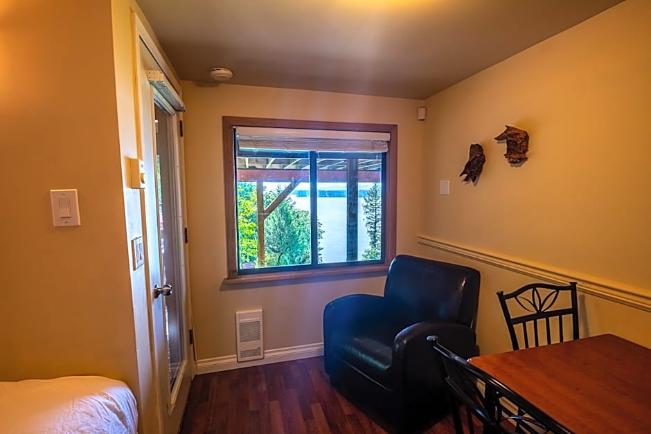 The Fraser River's Edge B&B Lodge