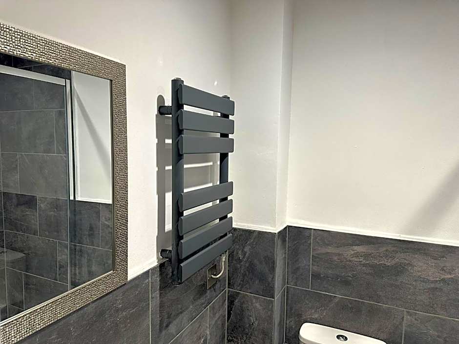 Adam Court Apartments - PE1 - Contractor Friendly - Choice of Studios or 1 Bed Apartments - Free Parking - Sofa Beds - Sky TV - Full Kitchen - Washer Dryer - WiFi