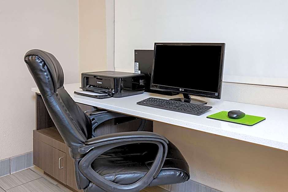 La Quinta Inn & Suites by Wyndham Las Vegas Nellis