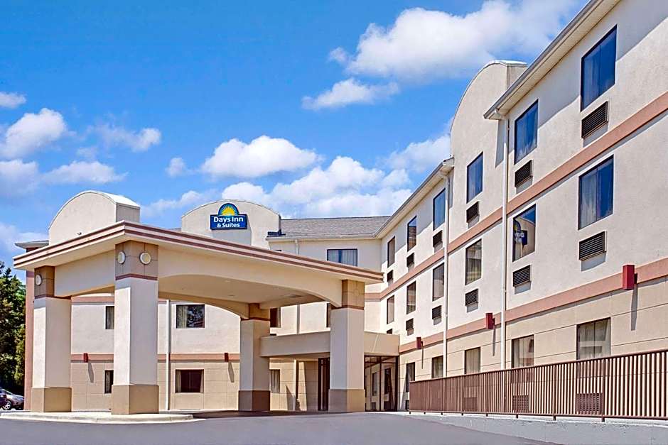 Days Inn & Suites by Wyndham Laurel Near Fort Meade