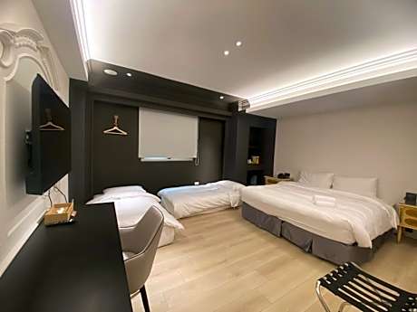 Deluxe Quadruple Room with Bathtub