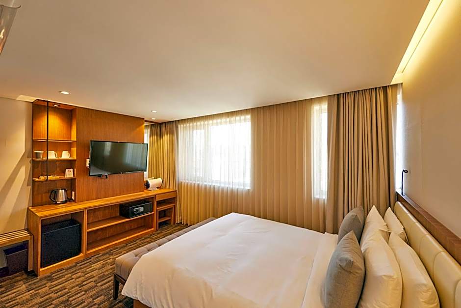 Photo 1 of 6 of Deluxe, Accessible