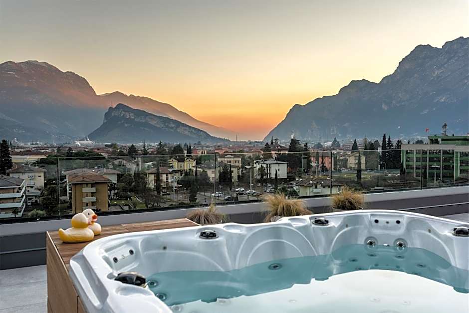 HOODY ACTIVE & HAPPINESS HOTEL