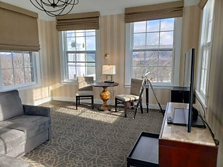 Mountain View Cupola Suite