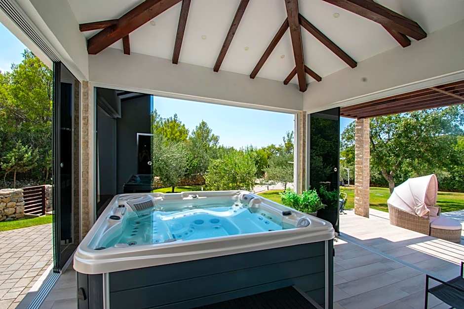 Villa Stella - heated pool, jacuzzi & sauna