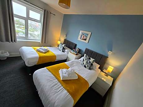 Standard Twin Room with Partial Sea View