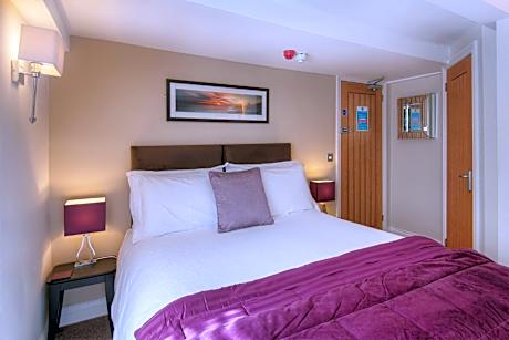 Room 2 - Standard Kind Ensuite with Shower
