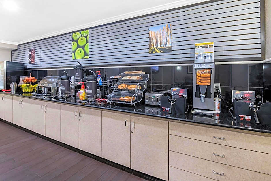 La Quinta Inn & Suites by Wyndham San Antonio Brooks City Base