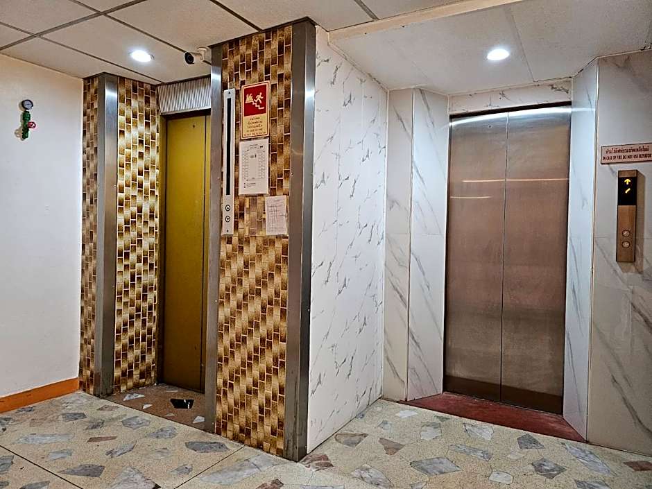 Crown Bts Nana Hotel