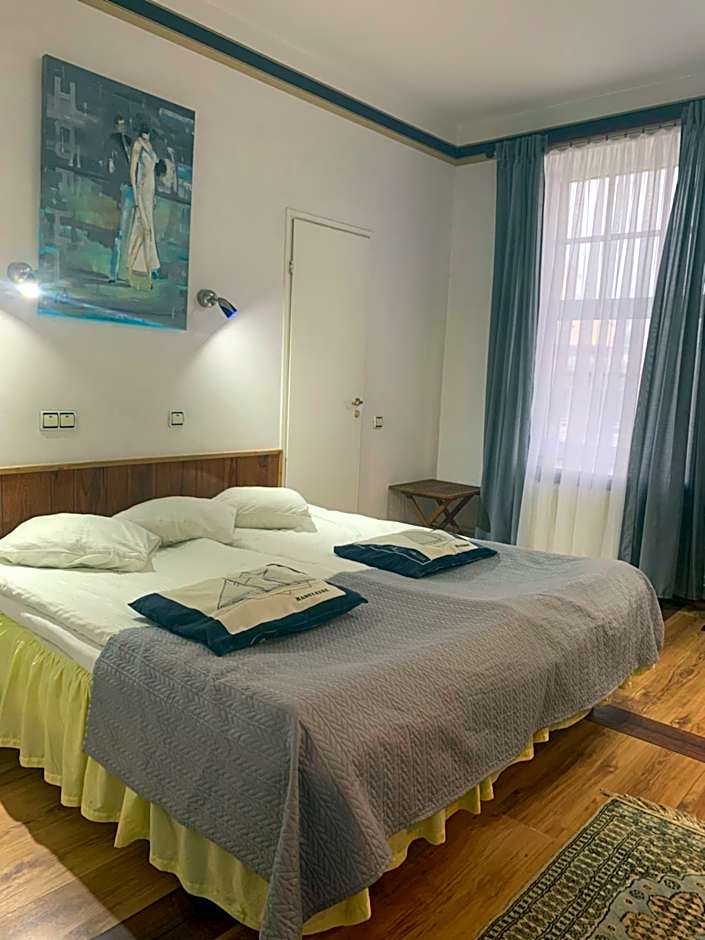 NB hotel with free parking