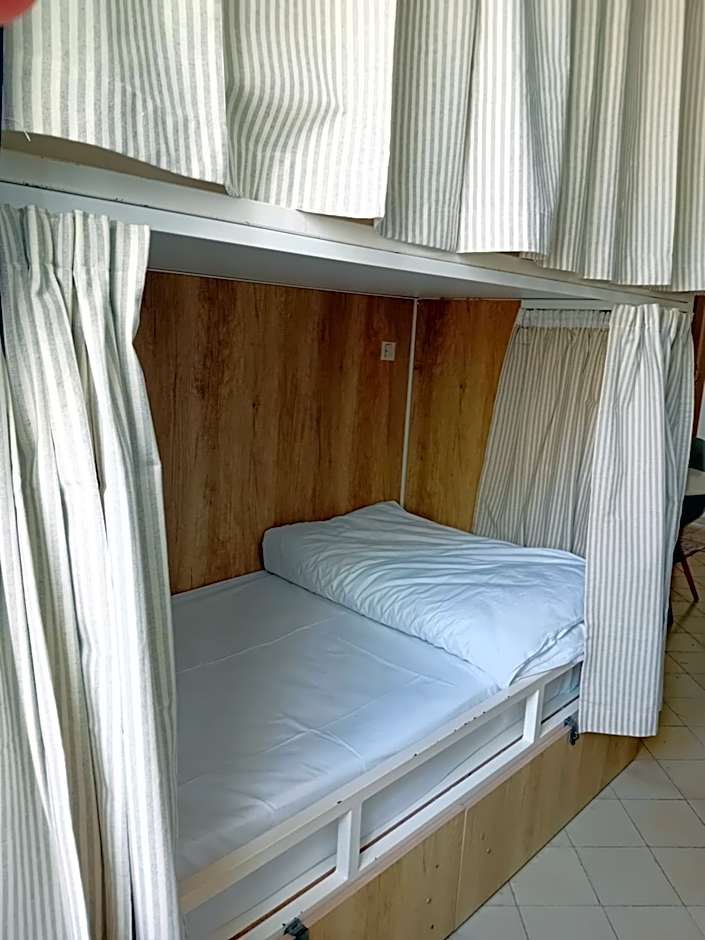 Follow the Sun Boutique Hostel - Pool, Breakfast & Sea Views