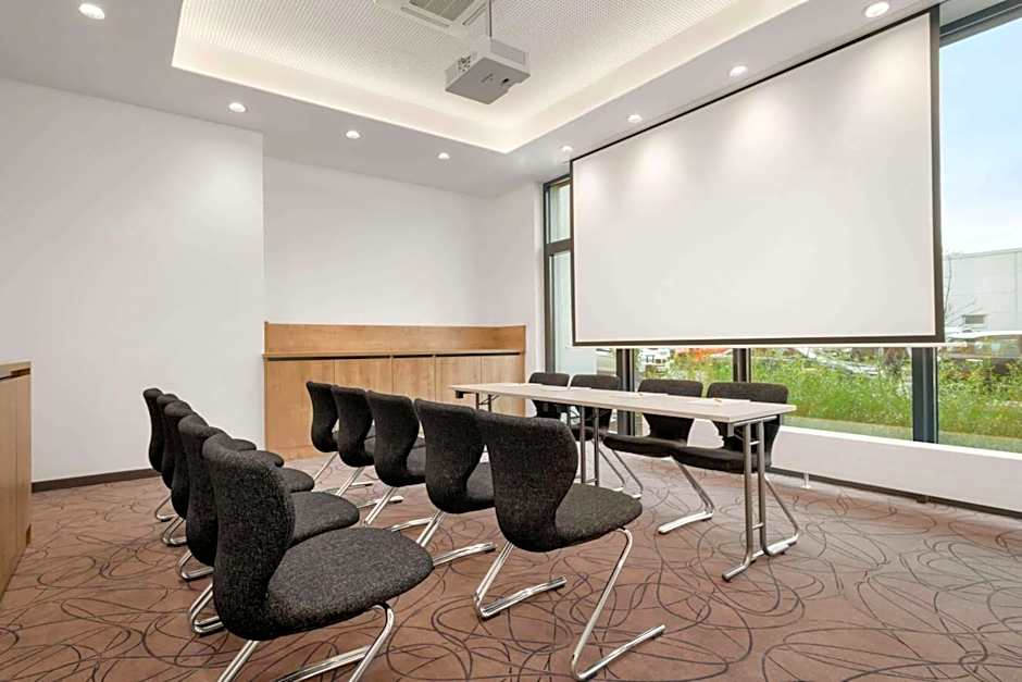 Super 8 by Wyndham Munich City North
